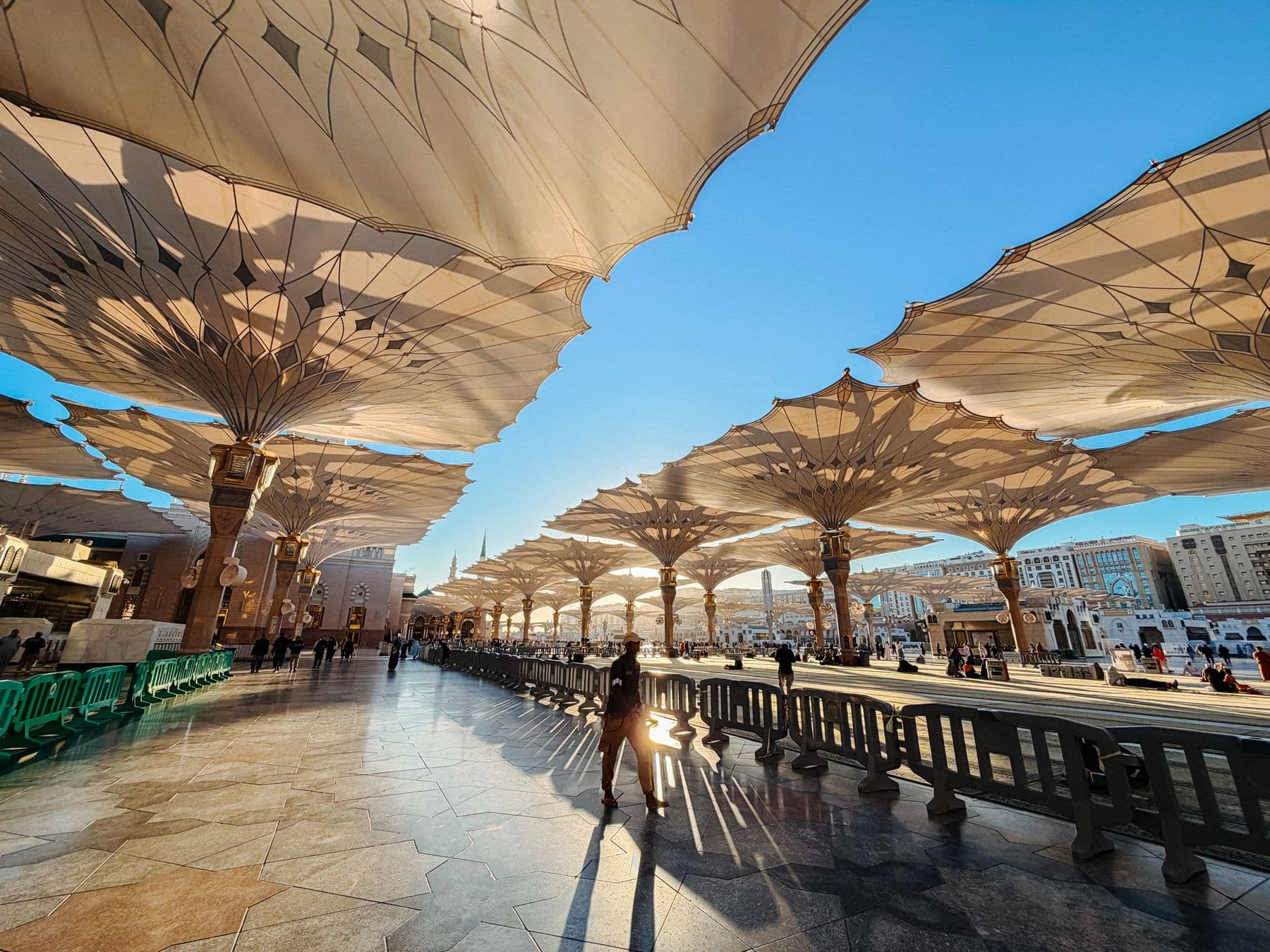 Payung arsitektural di pelataran masjid Madinah